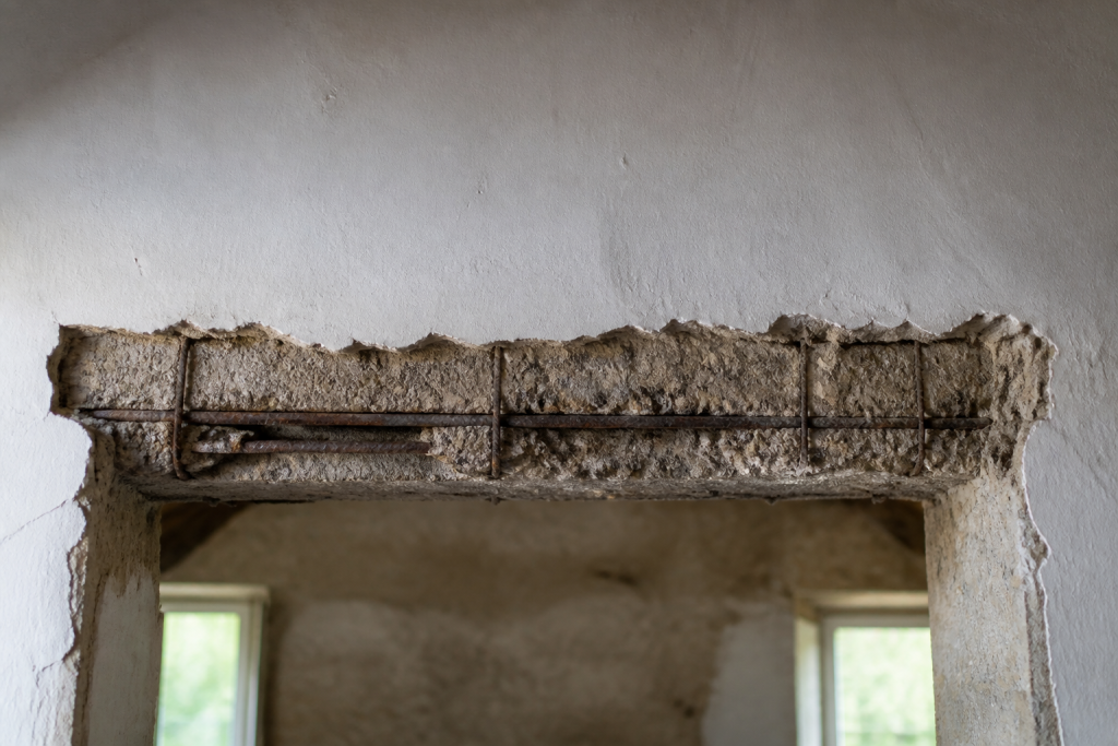 Beton renforce de barres acier soutenant une ouverture