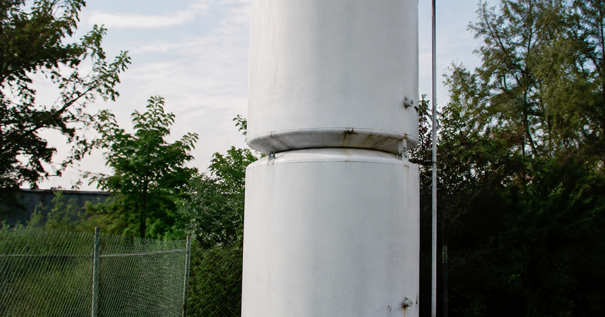 Deux reservoirs metalliques blancs disposes verticalement ensemble
