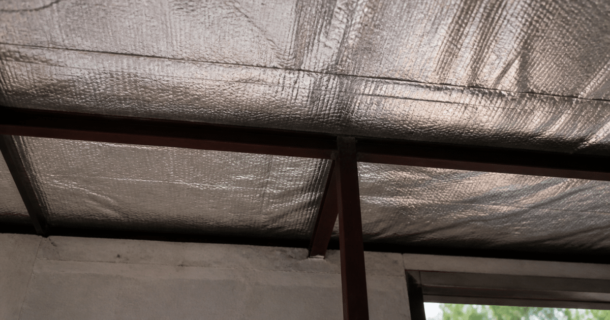 Isolant thermique applique sous tole metallique depuis interieur batiment