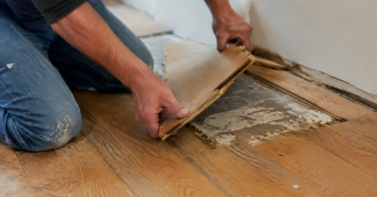 Mains retirant lame parquet bois du sol