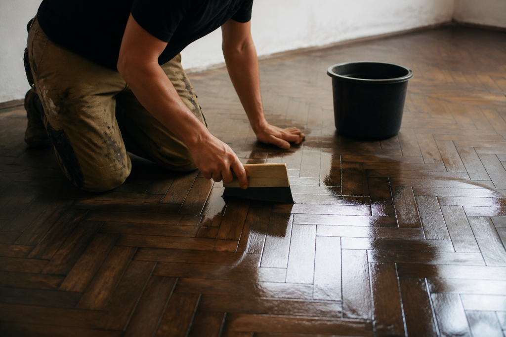 Parquet sombre luisant recevant couche fine