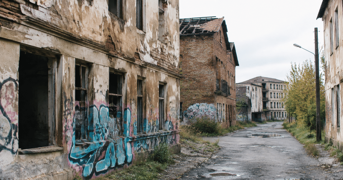 Rues delabrées avec immeubles abandonnés et graffitis visibles