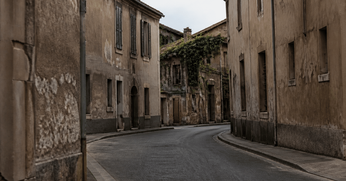 Rues desertes d'Orange avec immeubles delabres en arriere-plan