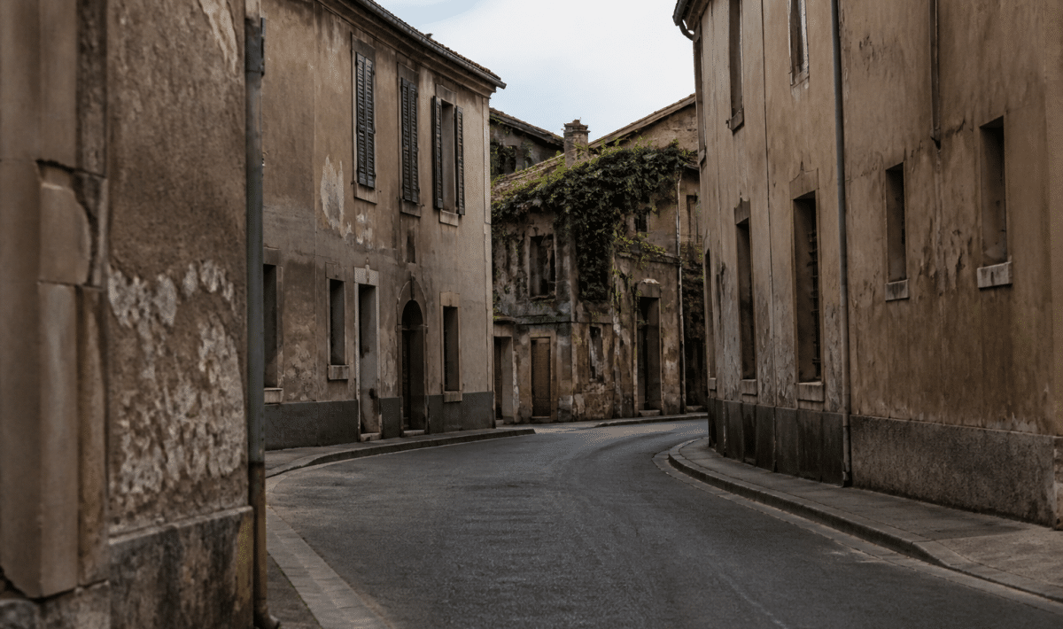 Rues desertes d'Orange avec immeubles delabres en arriere-plan