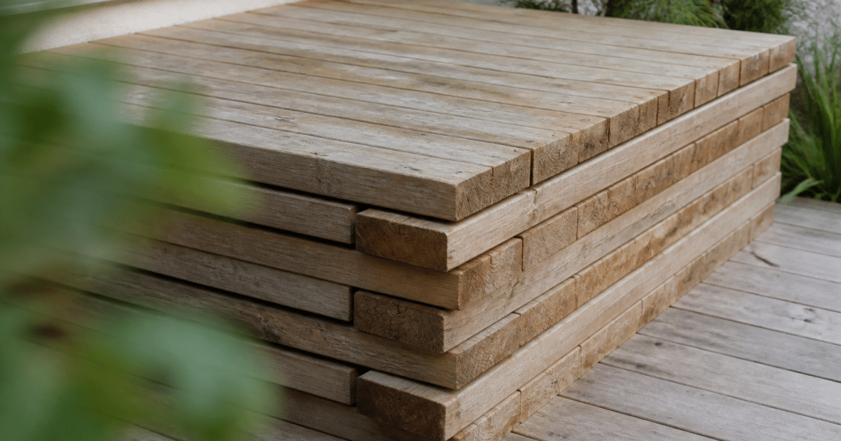 Planches bois empilees formant structure banc terrasse
