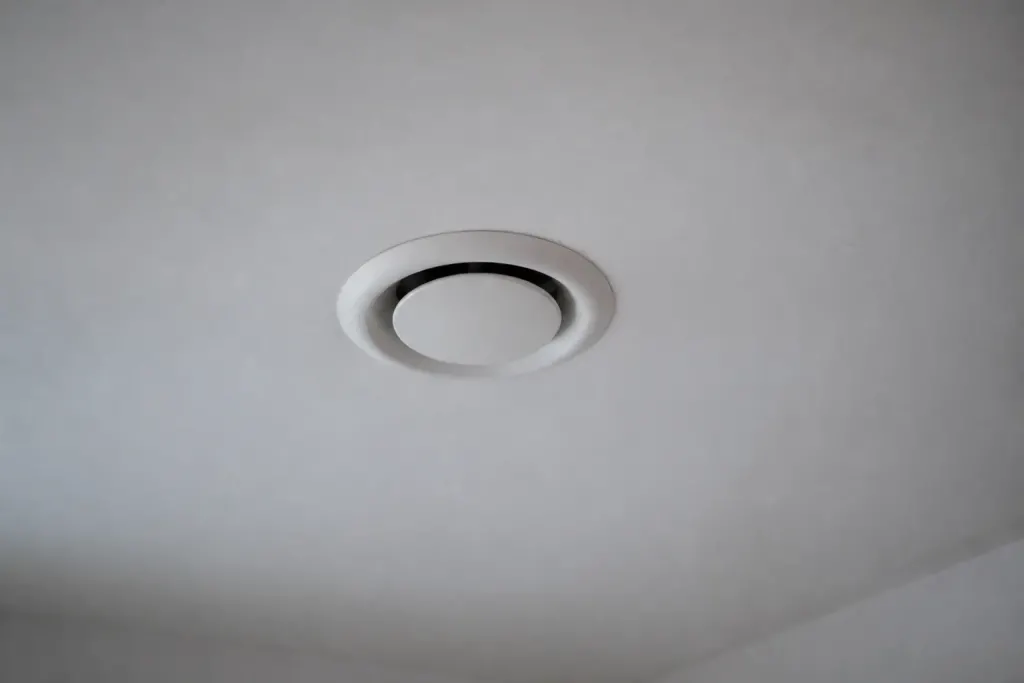Bouche de ventilation ronde blanche fixee au plafond
