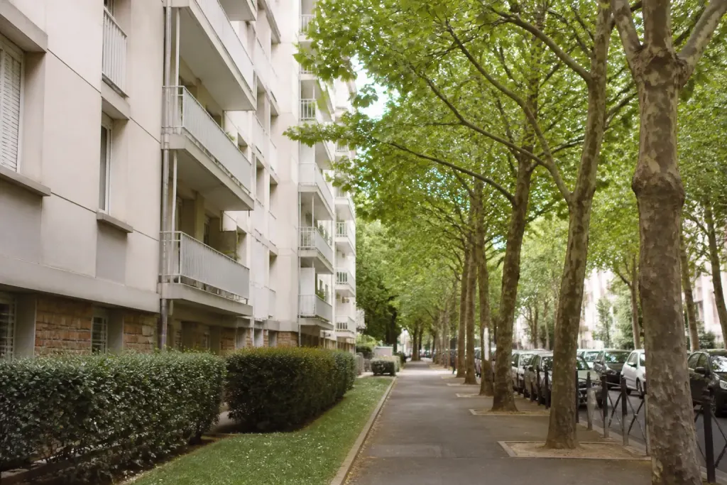 Immeubles collectifs et arbres d'un quartier urbain