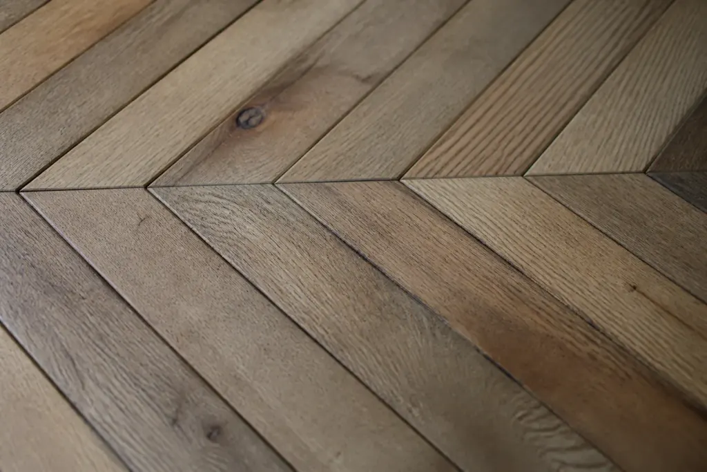Lames de bois disposees en chevrons et zigzag geometriques