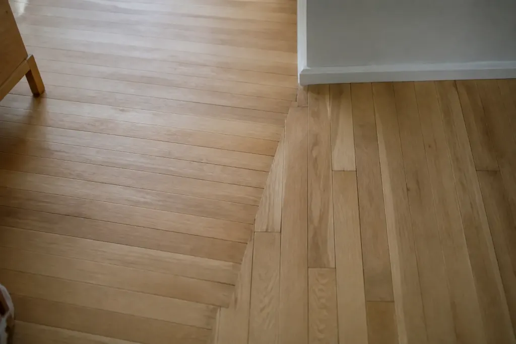 Lames de parquet etalees sol deux directions differentes