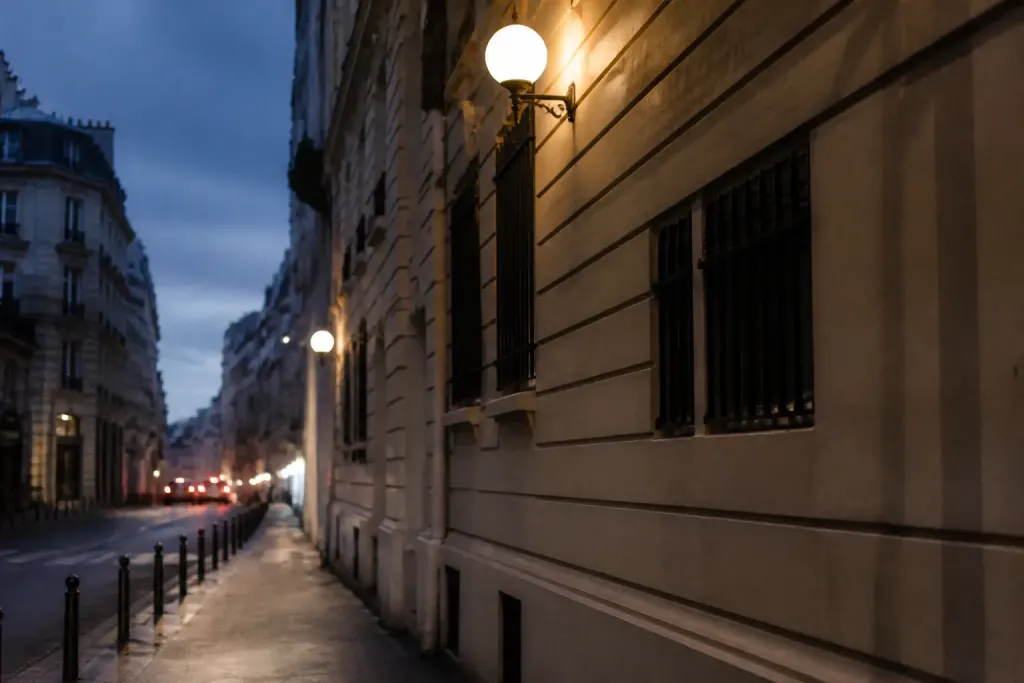 Rue urbaine eclairage matin soir nuit
