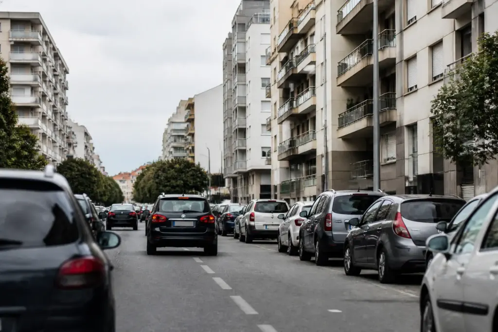 Rue urbaine immeubles collectifs et trafic automobile