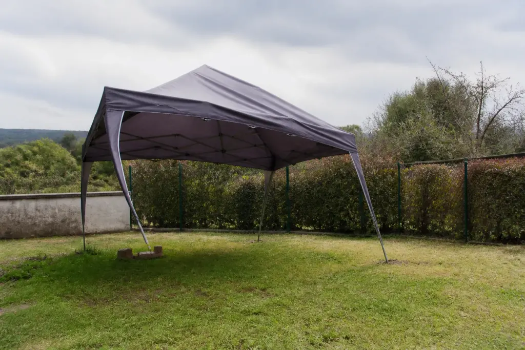 Tonnelle metal legere soulevee par le vent